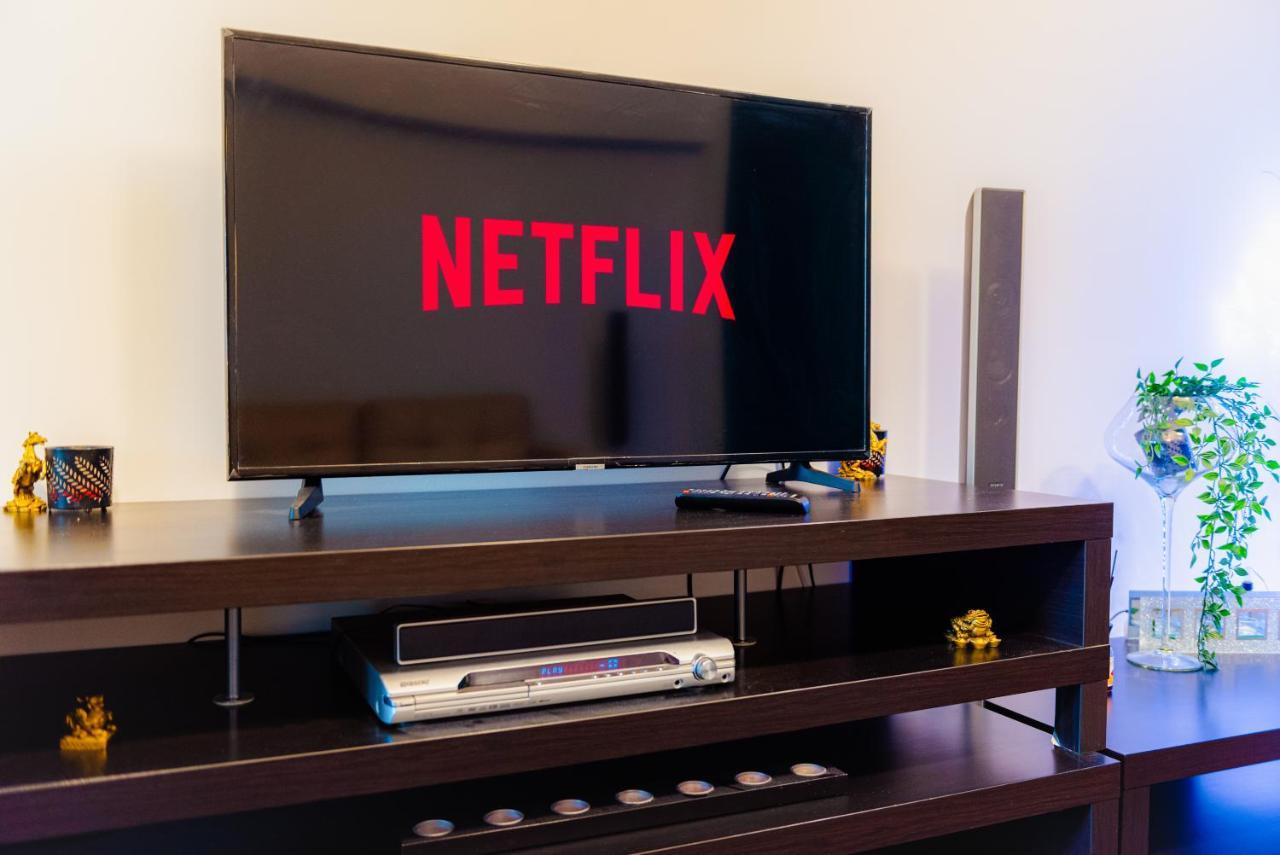 Comfy Apartment With Private Parking And Netflix Бухарест Экстерьер фото